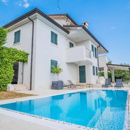 Cerovic Luxury Privacy Pet Friendly