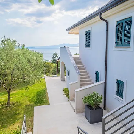 Cerovic Luxury Privacy Pet Friendly