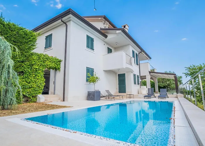 Cerovic Luxury Privacy Pet Friendly